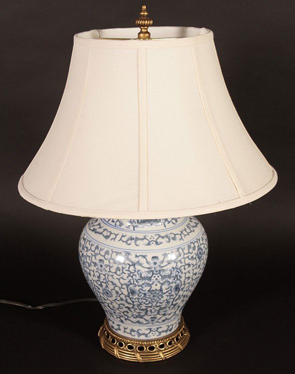 ASIAN STYLE TABLE LAMP GILT BRASS AND SILK SHADE (1 of 4)