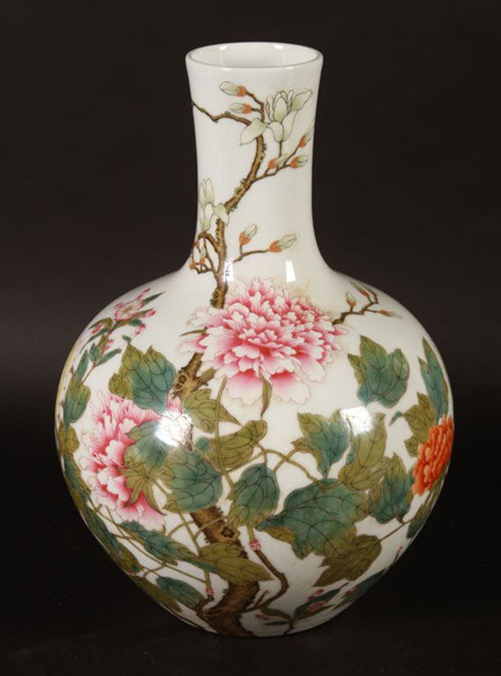 A LARGE PAINTED CHINESE VASE WITH DECORATION (1 of 4)