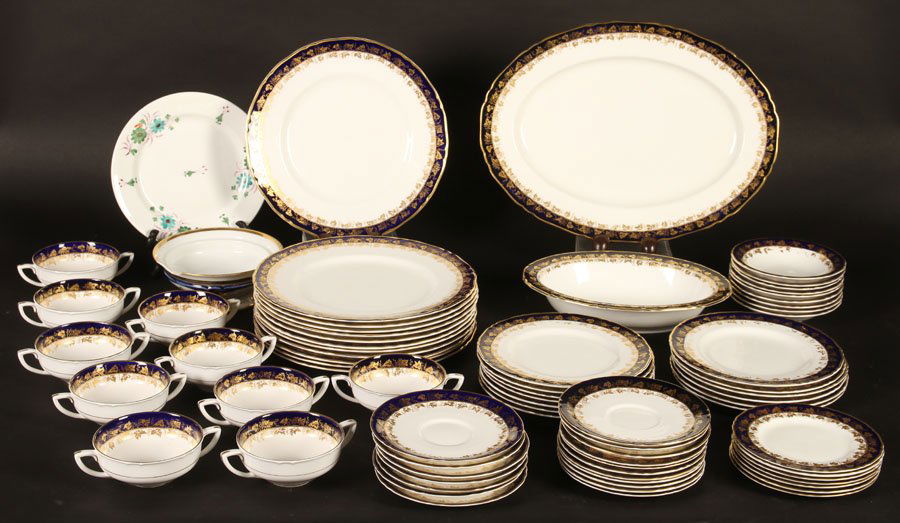 A 71 PIECE ROYAL WORCESTER PORCELAIN SERVICE (1 of 7)