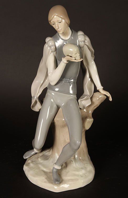 LLADRO PORCELAIN FIGURE OF HAMLET HOLDING SKULL (1 of 6)