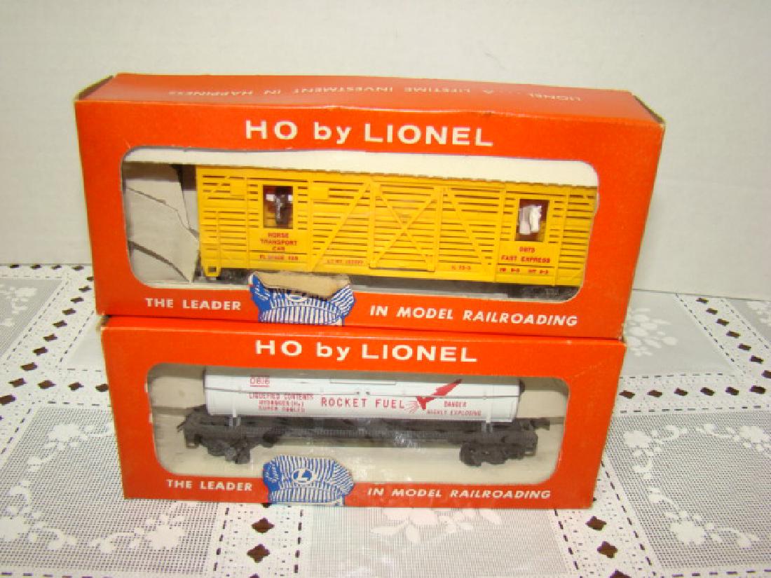 LIONEL HO RODEO CAR & ROCKET FUEL TANK CAR- IN ORI: LIONEL HO RODEO CAR 0873 & ROCKET FUEL TANK CAR 0816-IN ORIGINAL BOXES- BOX STAINS /DENT/CREASE
