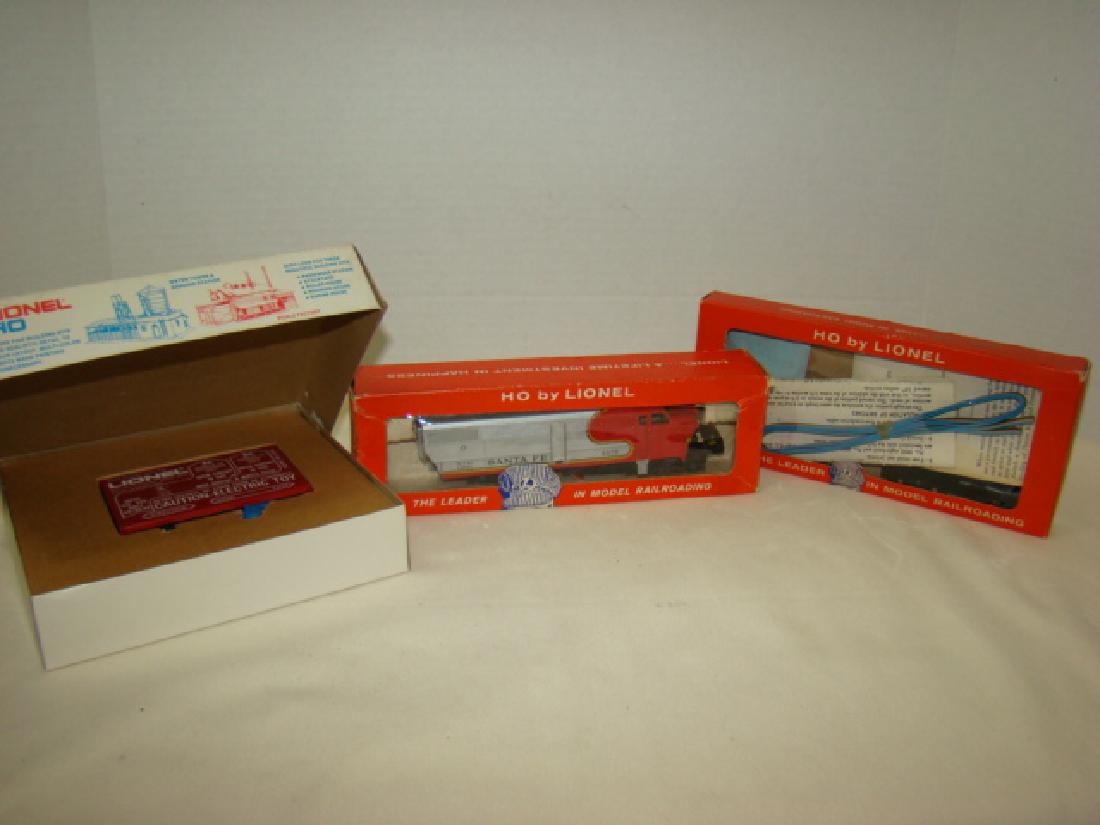 LIONEL HO TRAIN POWER PACK-SANTA FE DIESEL AND LEF (1 of 10)