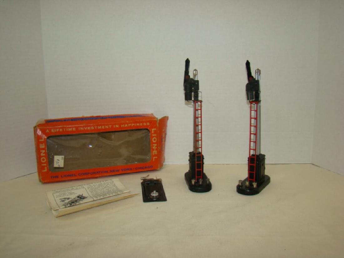 2 AUTOMATIC SEMAPHORES BY LIONEL TRAINS (1 of 4)
