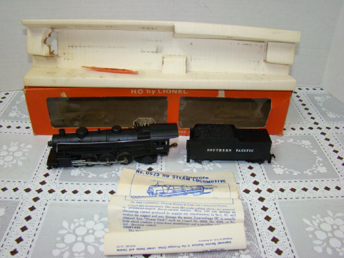 LIONEL HO SCALE LOCOMOTIVE & TENDER IN ORIGINAL BO: LIONEL HO SCALE LOCOMOTIVE & TENDER 0625LT IN ORIGINAL BOX WITH PAPERWORK-BOX TEARS-TAPE RESIDUE