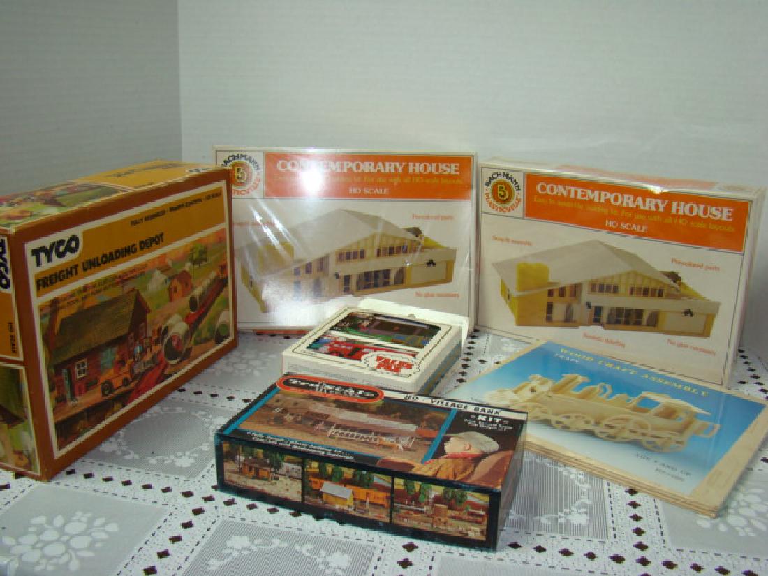 2 HO SCALE BACHMANN CONTEMPORARY HOUSES SEALED IN (1 of 7)