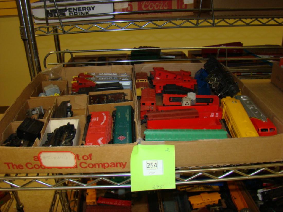 VARIOUS HO TRAIN LOTS-LOCOS AND CARS (1 of 7)