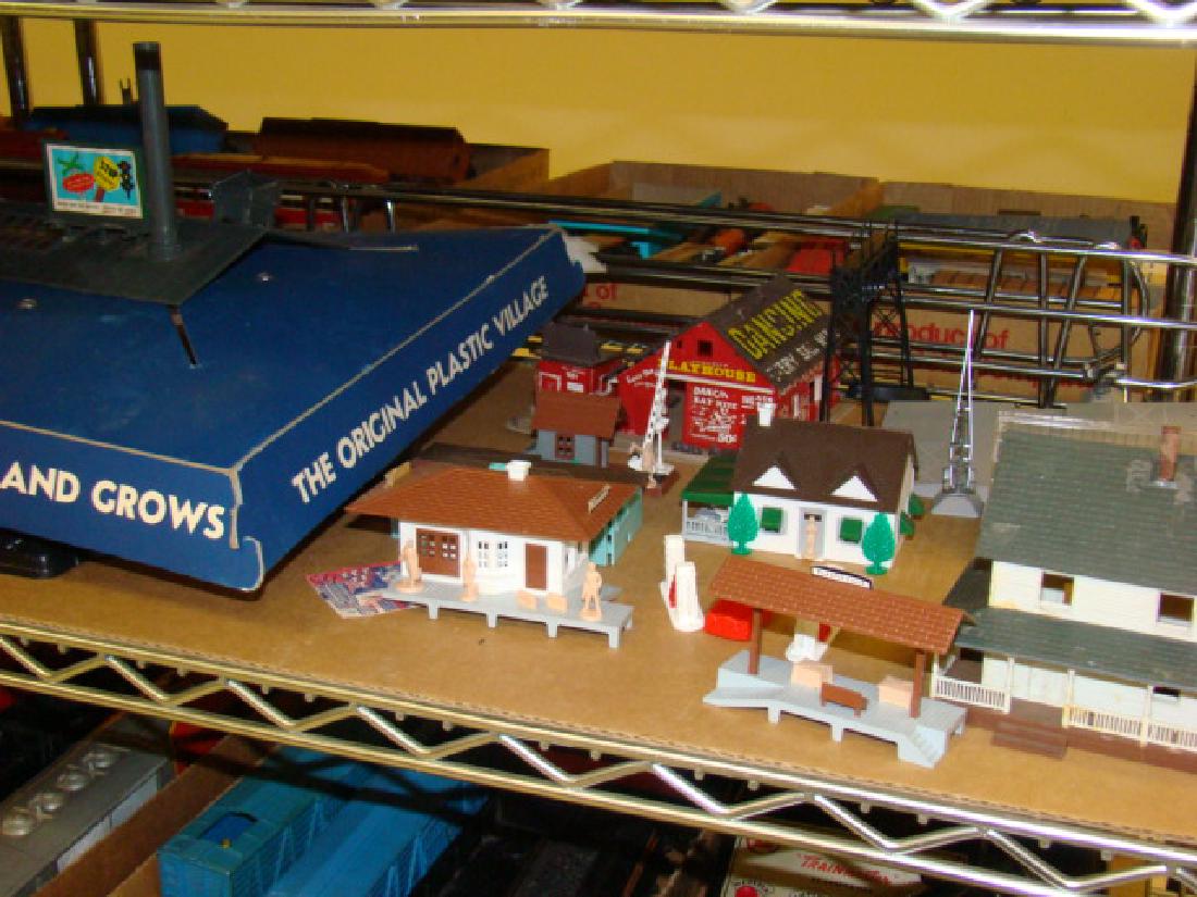 PLASTICVILLE DISPLAY BASE & VARIOUS BUILDINGS (1 of 6)