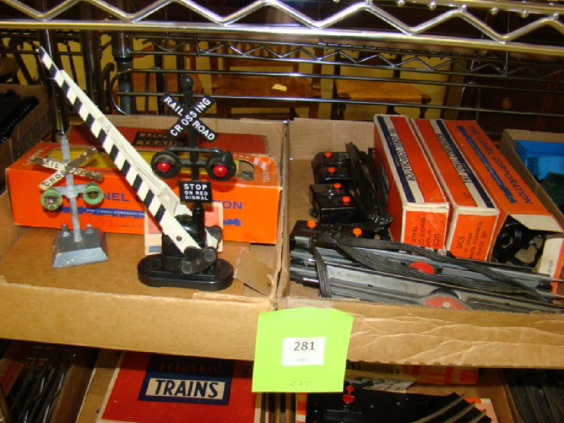LIONEL CROSSING GUARDS ACCESSORIES (1 of 3)