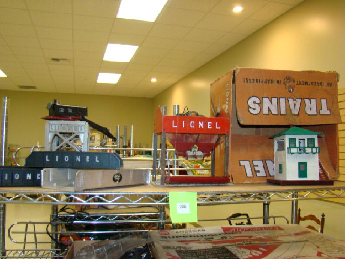 SHELF LOT-LIONEL LOADERS & ACCESSORIES (1 of 4)
