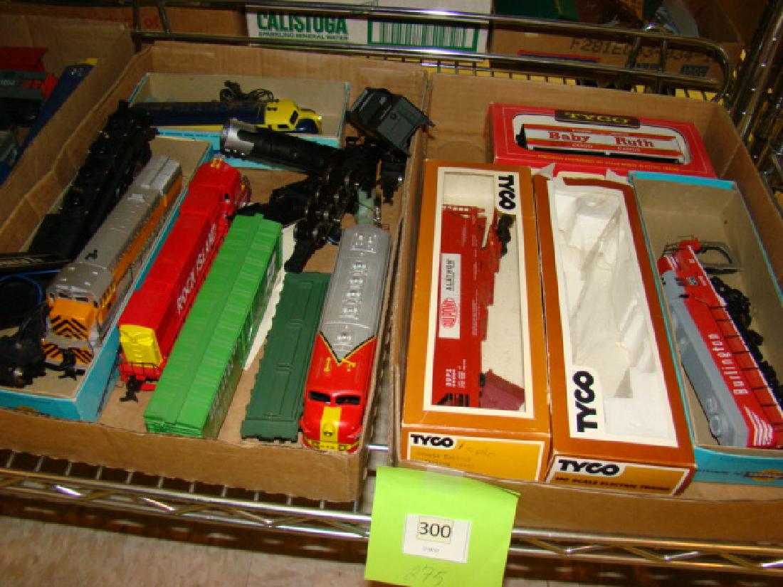 LARGE LIONEL HO TRAIN LOT-NUMEROUS TRAINS (1 of 3)