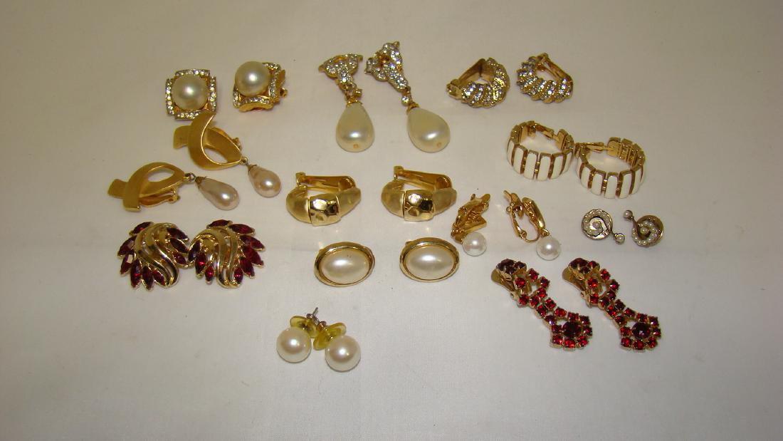VINTAGE COLLECTION OF GOLD EARRINGS (1 of 5)