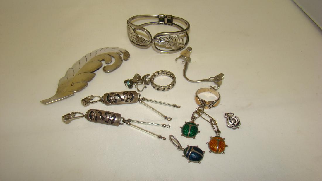 VINTAGE MISCELLANEOUS JEWLERY: VINTAGE MISCELLANEOUS JEWELRY - METAL BRACELET WITH LEAVES - LARGE LEAF PIN - TWO MIXED METAL RINGS - SILVER TOOTH BRIDGE-EARRINGS AND MORE-MUCH OF THE JEWELRY IS NOT MARKED BUT MOST LIKELY STERLING C