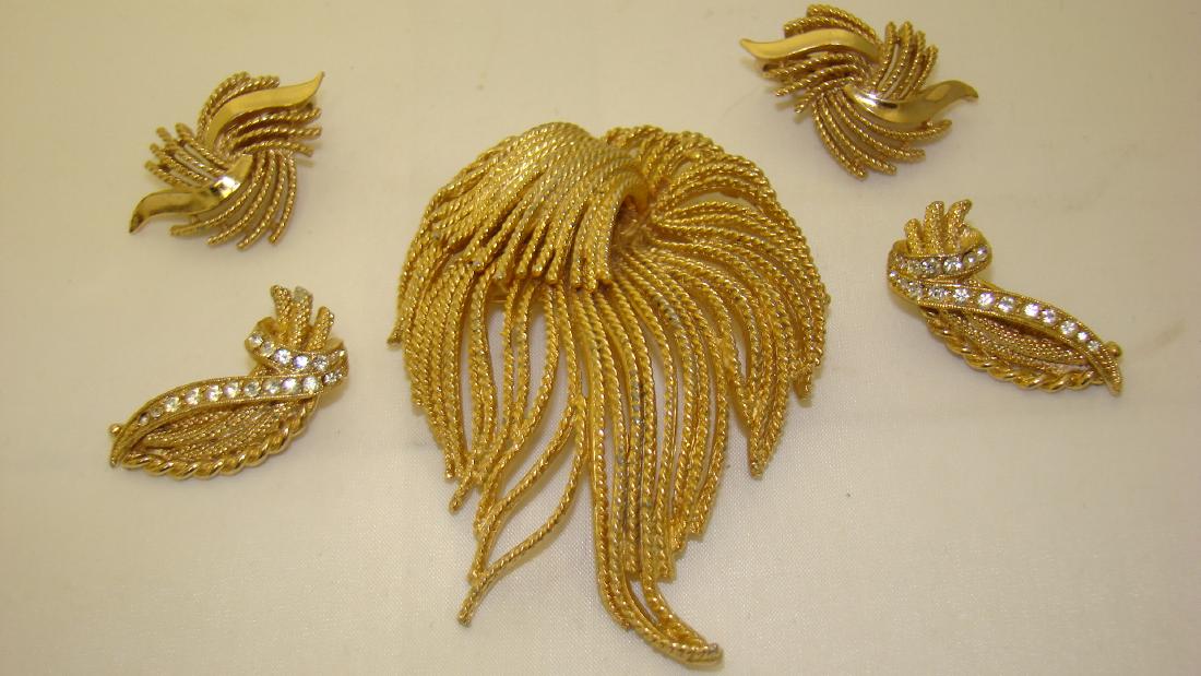 VINTAGE BSK GOLD TONE BROOCH & 2 PAIR OF EARRINGS: VINTAGE BSK GOLD TONE BROOCH & 2 PAIR OF EARRINGS-GOLD TONE CLIP EARRINGS - RHINESTINES MARKED BSK & GOLD TONE CLIP EARRINGS MARKED TRIFARI