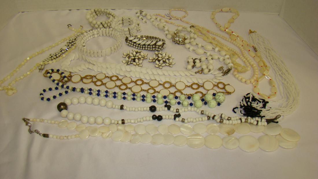WHITE BEAD VINTAGE COSTUME JEWELRY (1 of 8)