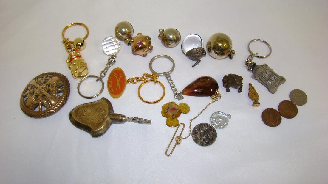 COLLECTION OF KEY CHAINS AND OTHER NIK NACKS (1 of 7)