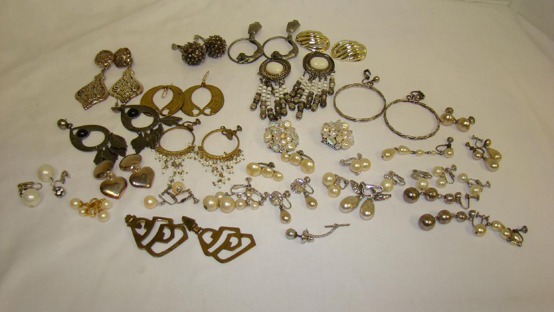 VINTAGE COLLECTION OF FAUX PEARL AND SILVER TONED (1 of 10)