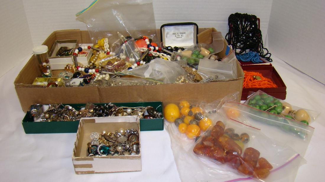 BEADS - RHINESTONES - AND OTHER PIECES OF MIS-MATC: BEADS - RHINESTONES - AND OTHER PIECES OF MIS-MATCHED JEWELRY -THERE ARE A TON OF GOOD PIECES IN THIS LOT-WONDERFUL FOR JEWELRY MAKERS