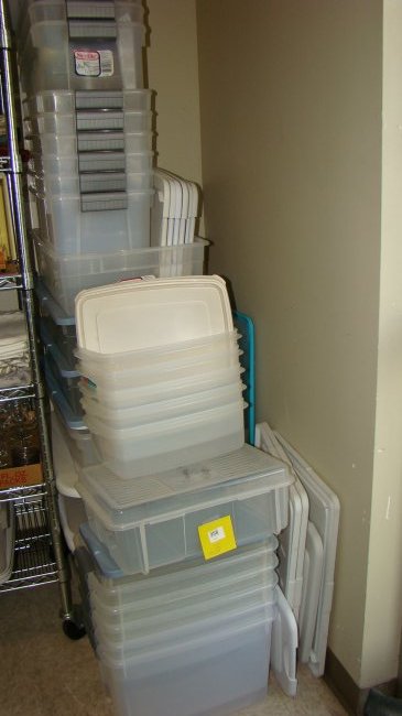 LARGE SELECTION OF STORAGE CONTAINERS WITH LIDS (1 of 2)