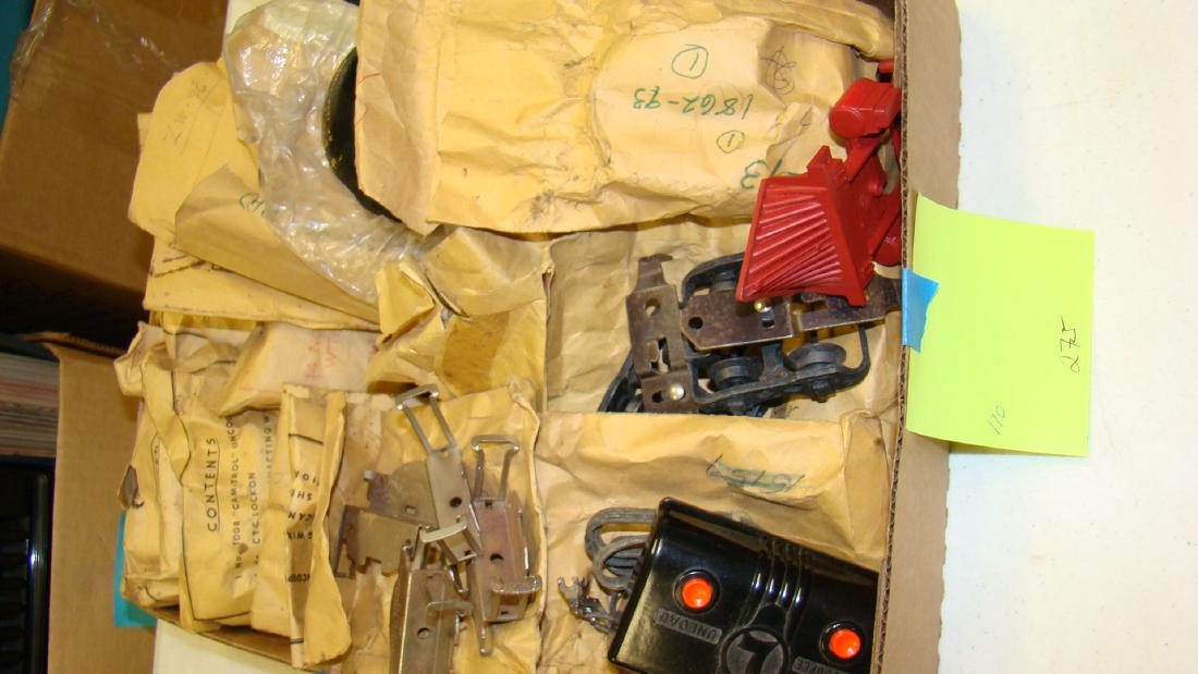LIONEL TRAIN PARTS & PIECES (1 of 4)