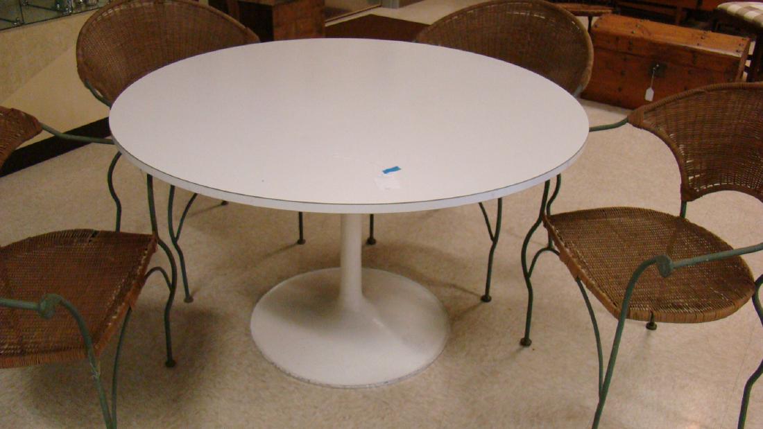 4' ROUND WHITE MID-CENTURY ATOMIC STYLE TABLE (1 of 3)