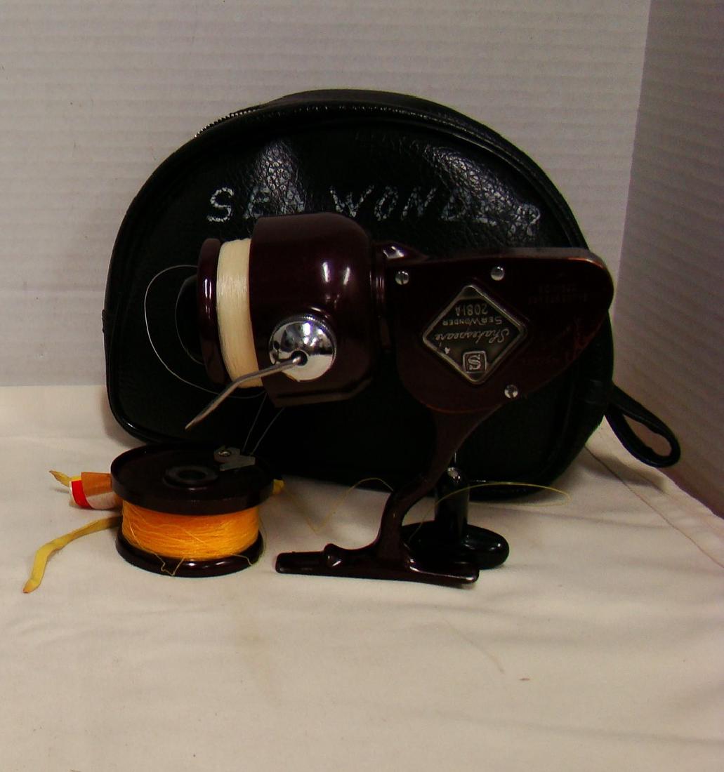 VINTAGE SHAKESPEARE FISHING REEL (1 of 2)