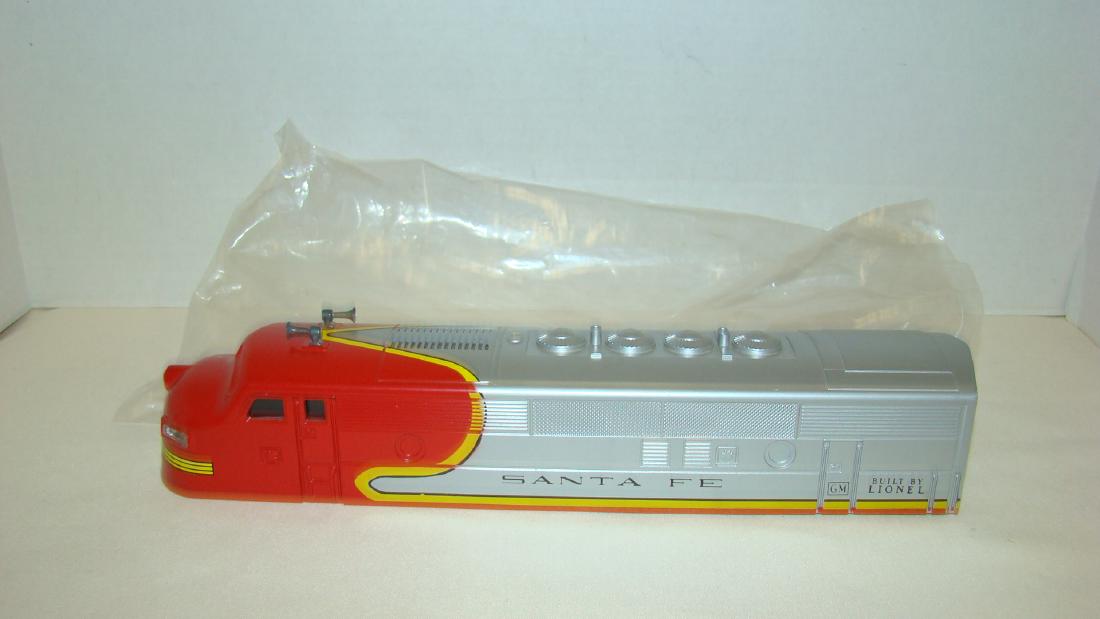 NEW LIONEL TRAINS-SANTA FE CAB IN PLASTIC (1 of 5)