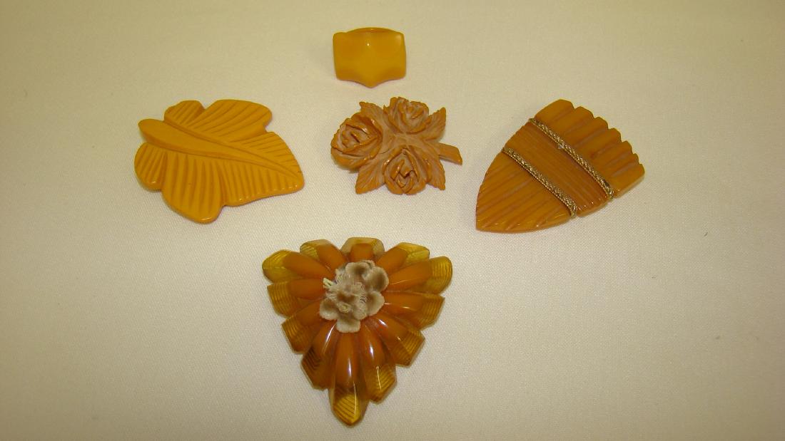 VINTAGE BAKELITE BROOCH, SHOE CLIPS AND RING (1 of 6)