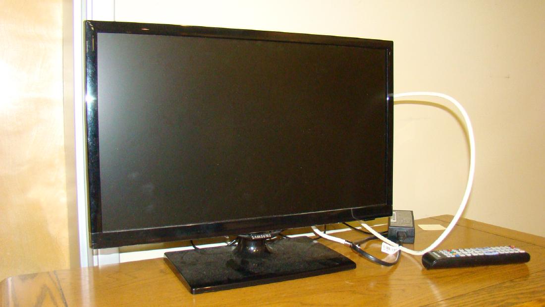 SAMSUNG FLAT SCREEN TV: SAMSUNG FLAT SCREEN TV - MODEL #UN22F5000AF - WITH POWER CORD AND REMOTE - INVACARE ELECTRIC HOSPITAL BED - MODEL G50 - WITH MATTRESS - SIDE RAILS TOP BAR WITH PULL HANDLE AND OTHER PIECES SCREEN