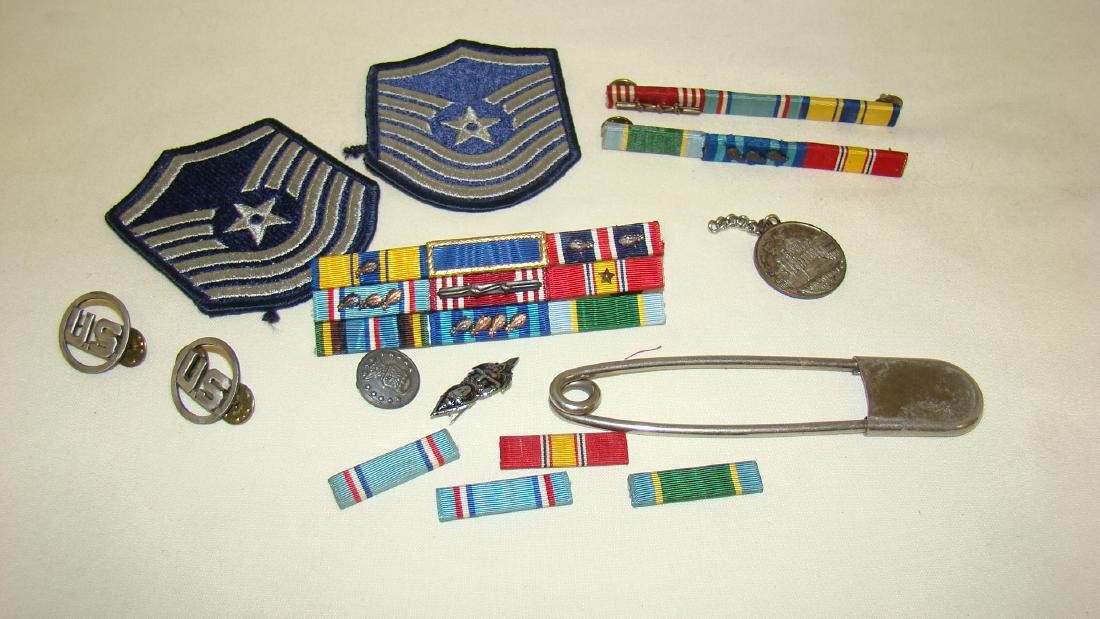 VINTAGE MILITARY PATCHES AND PINS (1 of 8)