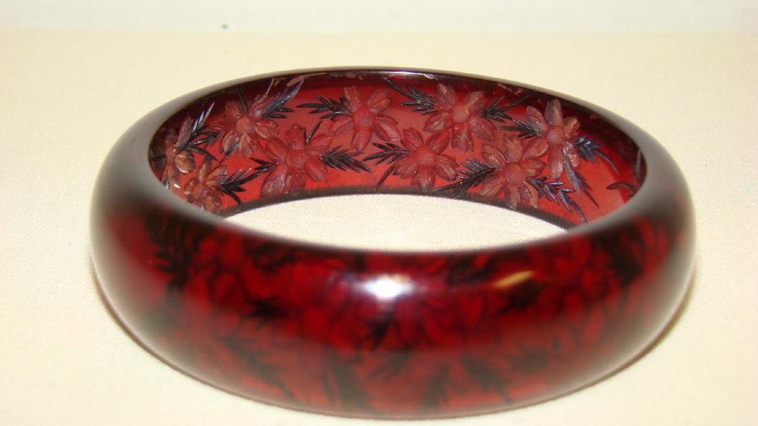 BEAUTIFUL VINTAGE REVERSED CARVED BAKELITE BRACELE (1 of 8)