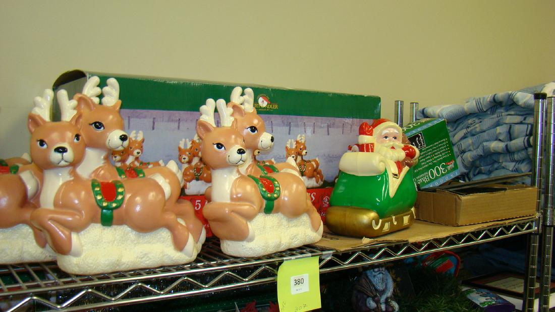 KURT S ADLER REINDEER & SLEIGH & MORE: KURT S ADLER REINDEER & SLEIGH ORIGINAL BOX- EASY 5 LIGHT STAKE SETUP - 2 SETS OF OUTDOOR BLUE ICICLE LIGHTS