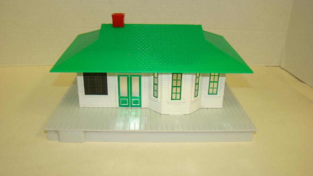 AMERICAN FLYER SUBURBAN STATION 788 NIB (1 of 10)