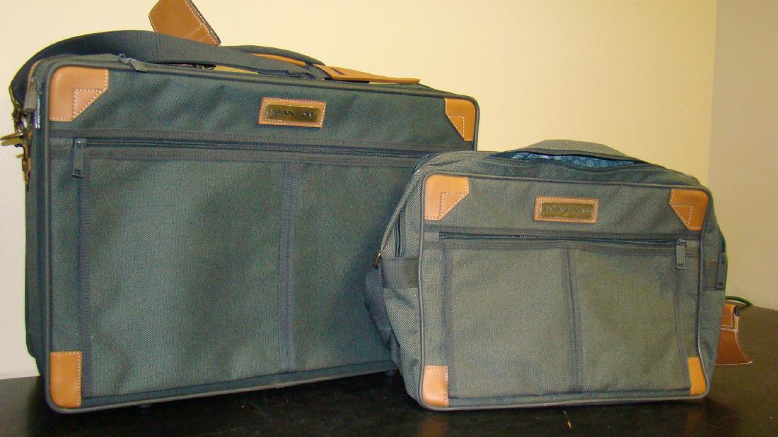 VINTAGE PAN AM SUITCASE AND MORE (1 of 8)