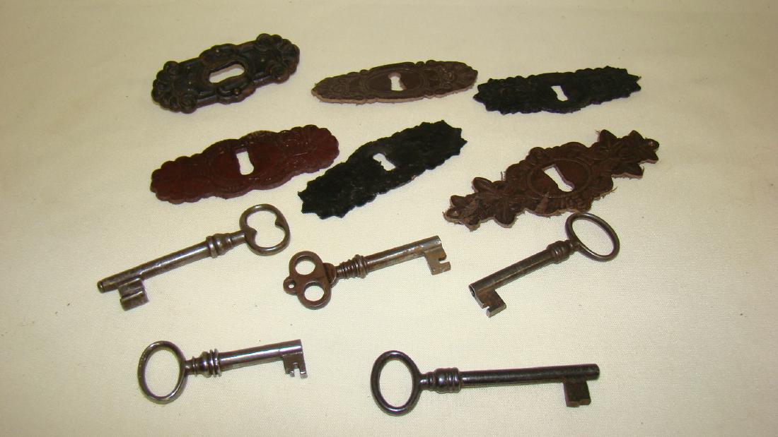 5 VINTAGE KEYS AND 6 LEATHER DRAWER HARDWARE: 5 SKELTON VINTAGE KEYS AND 6 LEATHER DRAWER HARDWARE