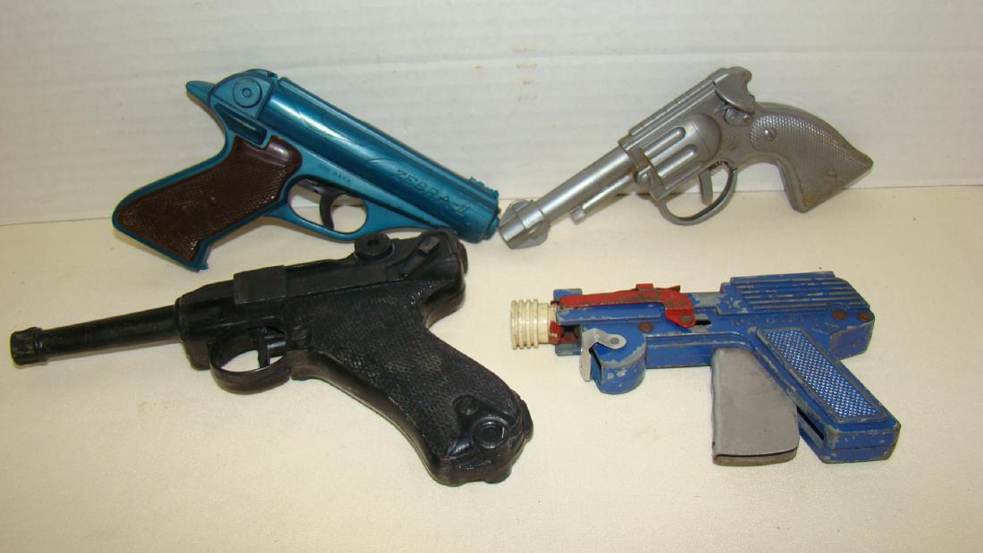 4 VARIOUS 1960 TOY DART AND CAP GUNS - AS IS (1 of 9)