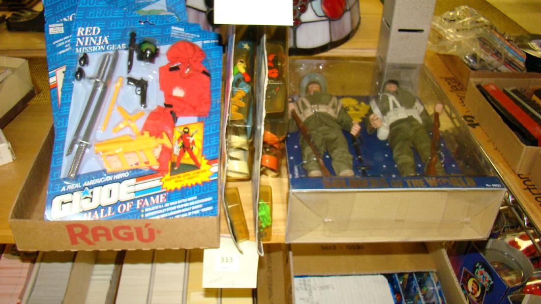 GI JOE AND SOLDIERS OF THE WORLD ACCESSORIES AND D (1 of 7)