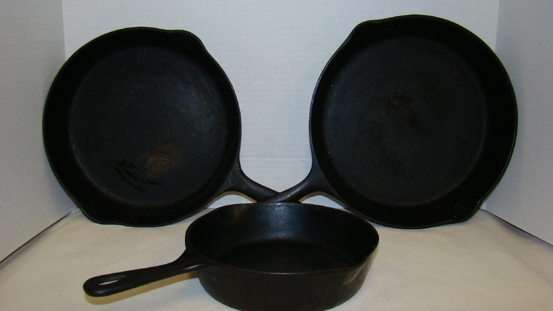 VINTAGE CAST IRON FRYING PANS (1 of 10)