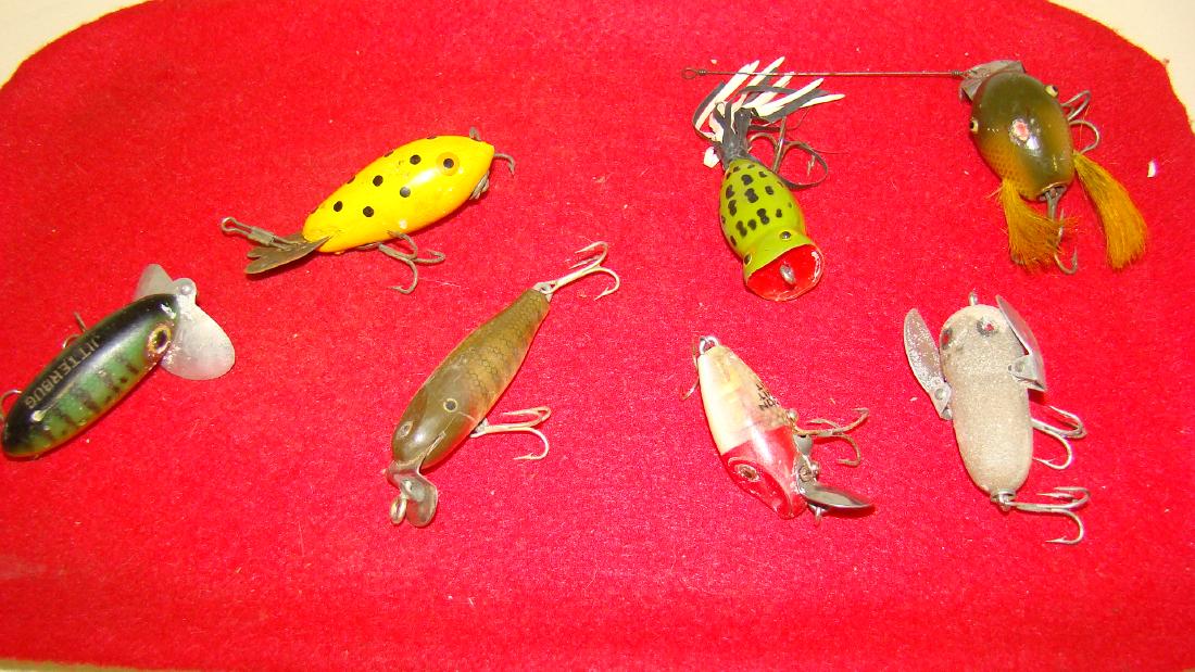 7 VINTAGE WOOD & MORE FISHING LURES (1 of 8)