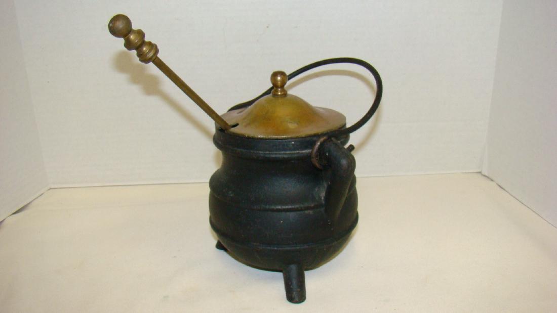 VINTAGE MINIATURE CAST IRON COOKING POT (1 of 4)