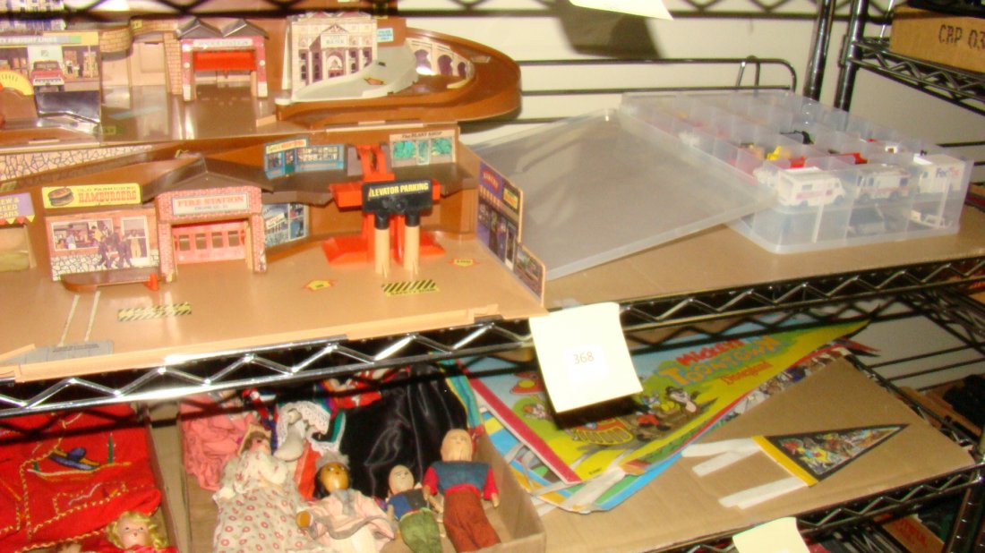 VINTAGE HOT WHEELS PLAY CENTER-SERVICE CENTER: VINTAGE HOT WHEELS PLAY CENTER-SERVICE CENTER-CASE WITH HOT WHEELS-APPEARS MOST GRAPHICS ARE PRESENT