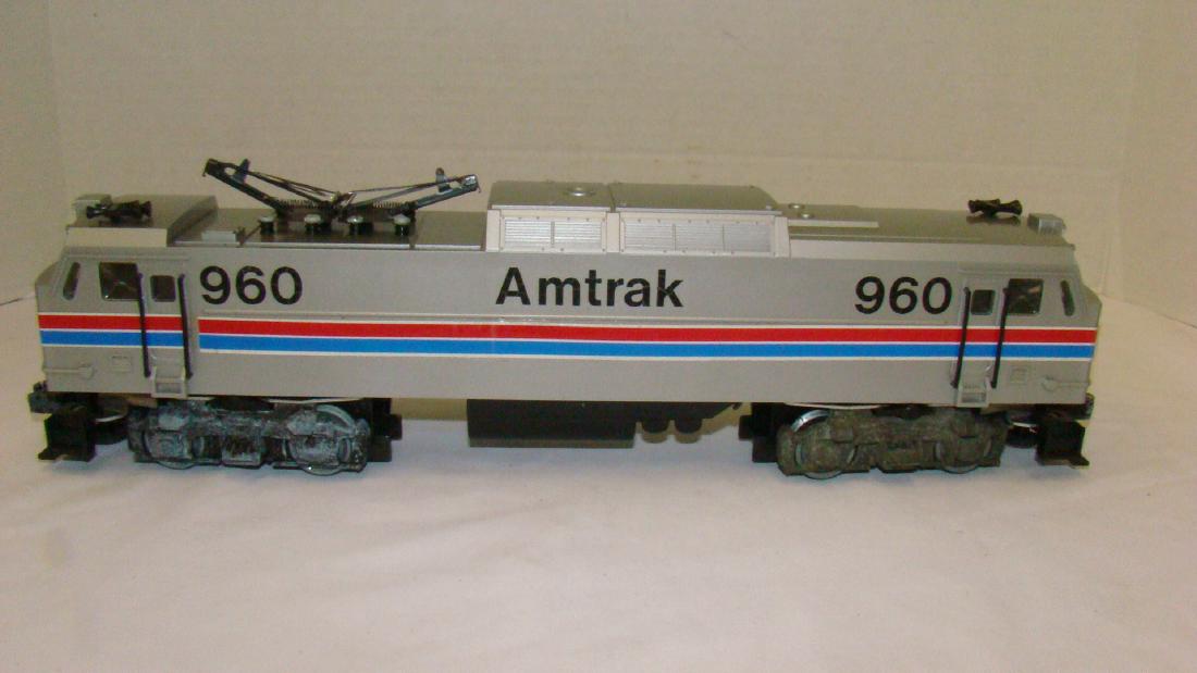 LIONEL AMTRAK 960 NOS: LIONEL AMTRAK 960 NOS - UNFORTUNATELY THIS WAS EXPOSED TO THE ELEMENTS AND HAS SOME SLIGHT RUSTING ON THE PANTOGRAPH AND UNDERNEATH - WHEELS HAVE A WHITE COLORATION TO THEM - LETTERING IS CRACKLED