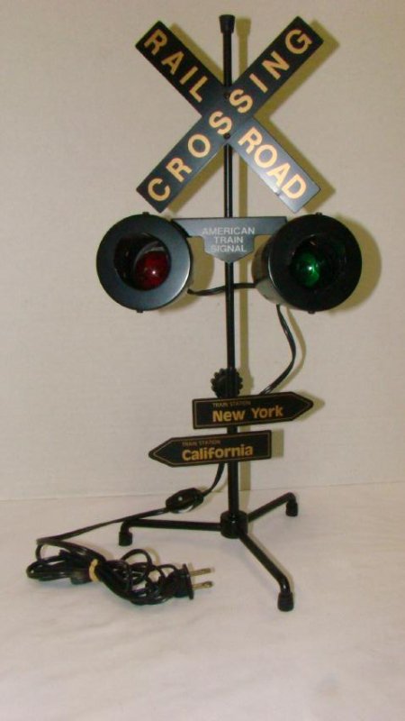 AMERICAN TRAIN SIGNAL CROSSING LIGHT (1 of 5)