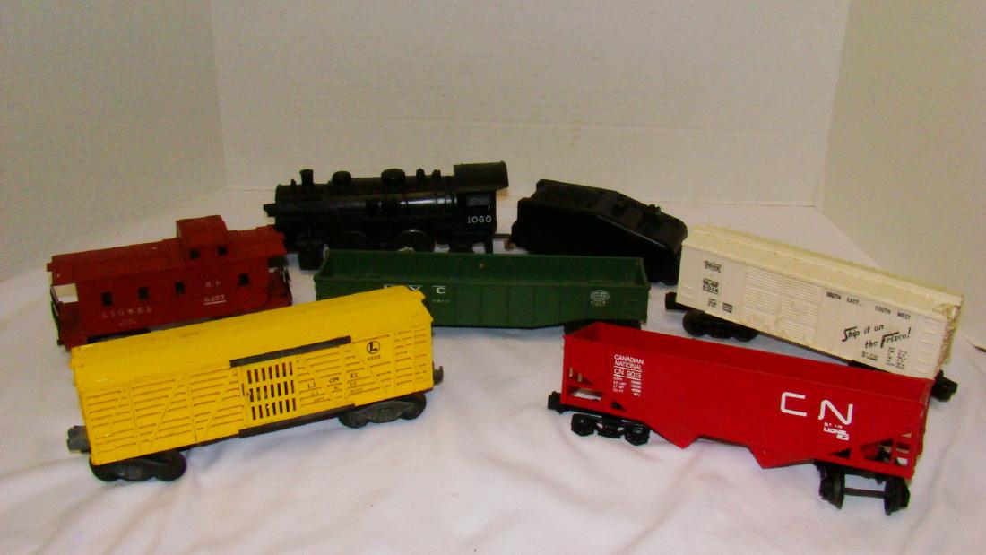 LIONEL LOCOMOTIVE 1060 - TENDER & MORE: LIONEL LOCOMOTIVE 1060 - TENDER & MORE - CATTLE CAR 6656- HOPPER 9013 MISSING TRUCKS- BOXCAR 6014-GONDOLA 6462 - CABOOSE 6357 - LOCOMOTIVE LINKAGE LOOSE - UNTESTED