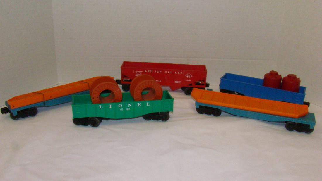 LIONEL CARS: LIONEL CARS - 6465 TANKER, LV2500, 6142, TWO 6511-2 FLAT CAR WITH GIRDER AND 2 SPOOLS - NO BOXES