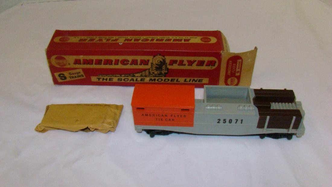 AMERICAN FLYER 25071 TIE CAR: AMERICAN FLYER 25071 TIE CAR-WITH ORIGINAL DAMAGED BOX-COMES WITH STAPLED ENVELOPE NAMED RAIL TIES AND TRACK TRIP-HAS A TEAR-SOME DISCOLORATION ON METAL BOTTOM