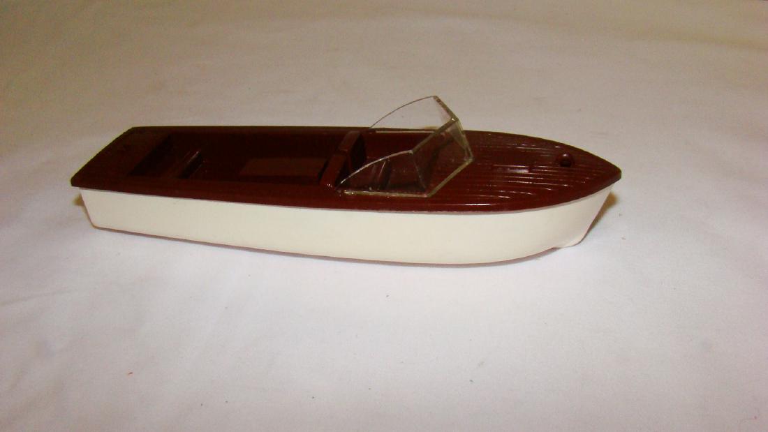 LIONEL ACCESSORY BROWN BOAT: LIONEL ACCESSORY BROWN BOAT - OUT OF BOX - APPEARS IN GOOD CONDITION - WINDSHIELD INTACT