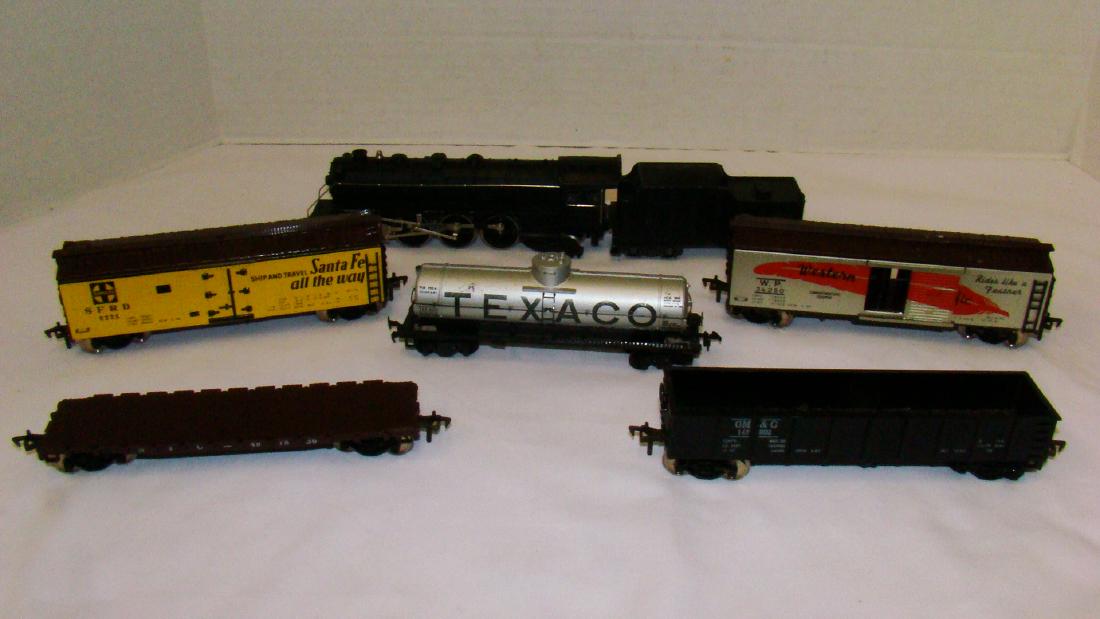 FLEISCHMANN LOCOMOTIVE 1360 01 1952 - TENDER & MOR: FLEISCHMANN LOCOMOTIVE 1360 01 1952 - TENDER & MORE - 47352 GONDOLA - WP 34250 BOXCAR WITH SLIDING DOORS - FLATCAR 497836- TEXACO TANKER 9340- EL CAPITAN 8225 BOXCAR - ALL APPEAR COMPLETE & IN GOOD CO
