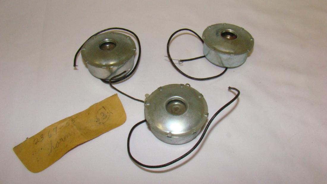 LIONEL 2367-55 HORNS-3 TOTAL: LIONEL 2367-55 HORNS-3 TOTAL-THEY APPEAR TO BE USED-THESE WERE LOCATED IN THE ESTATE'S PART SECTION BOX