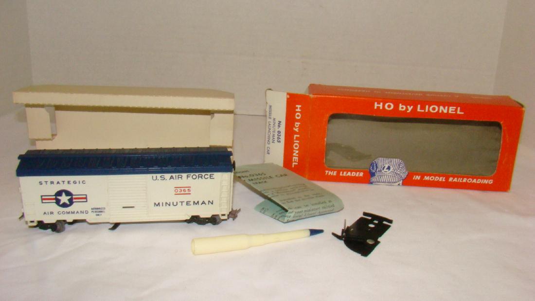HO LIONEL NO 0365 MINUTEMAN MISSILE LAUNCHING CAR: HO LIONEL NO 0365 MINUTEMAN MISSILE LAUNCHING CAR WITH BOX AND MISSILE-INTERNAL PIECES DO FUNCTION-SOME FLAP DAMAGE AND LIGHT WEAR ON BOX -WHEELS MAY NEED CLEANING