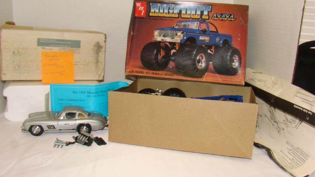 FRANKLIN MINT MERCEDES 300SL MODEL CAR AND MODEL T: FRANKLIN MINT MERCEDES 300SL MODEL AND MODEL TRUCK- SILVER 1954 MERCEDES 300SL DIE CAST MODEL CAR IN ORIGINAL BOX WITH PAPERS - BOX IS WORN AND TEARING- CAR APPEARS TO BE IN EXCELLENT CONDITION- NIB F